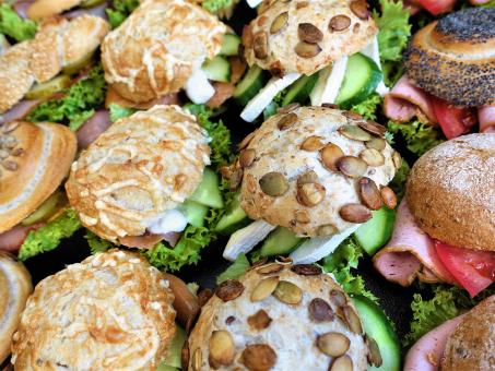 Belegte Cocktailsemmeln