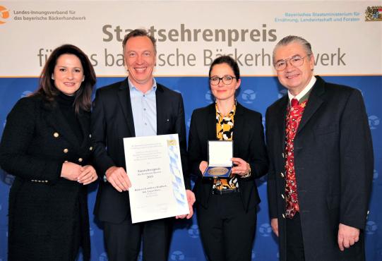 Verleihung des Staatsehrenpreises des Freistaates Bayern 2019 mit Ministerin Michaela Kaniber, Eugen und Viktoria Kloos (Bäckerei-Cafés Heiglbeck) sowie Landesinnungsmeister Heinz Hoffmann (v.l.n.r.)